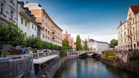 	Sokszínű Ljubljana	A főváros utcáit a természeti katasztrófák, földrengések több alkalommal romba döntötték, az újjáépülésnek köszönhetően azonban vegyes és izgalmas kép tárul a látogatók elé, főként az eklektikus, szecessziós és barokkos elemek keveredése miatt. Az utcaképet egyszerre határozzák meg a szláv és a balkán vonások, ez pedig legfőképp Jóźe Plećnik, Prágában is tevékeny építész terveinek köszönhető.