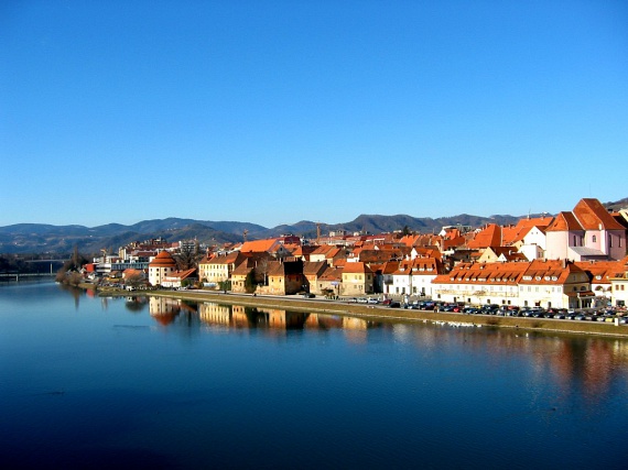 	Dráva-menti kisváros	A városnéző kirándulások kedvelőinek egy újabb gyöngyszemet jelenthet Maribor, melyet méltán neveznek Szlovénia második fővárosának, hiszen Ljubljanához hasonlóan fontos kulturális és gazdasági centrum. A Dráva-parti város az osztrák határ közelében fekszik, így meghatározó képében a történelmi Stájerország hatása.