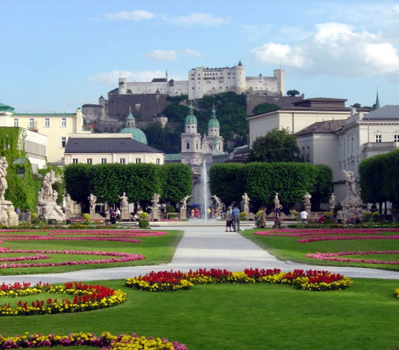 	A Mirabell-kastélyt és kertjét 1606-ra építették fel Salzburg középkori városfalán kívül.