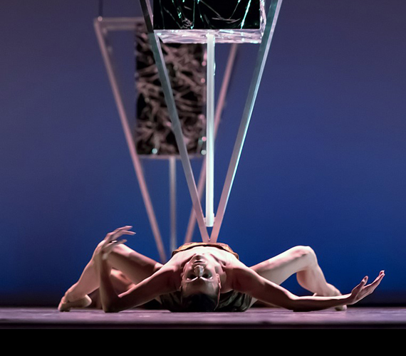 	Jelenetfotó a Nemzeti Táncszínház szervezésében és South Bohemian Ballet előadásában rendezett Moz-Art est Mirabell című darabjából.