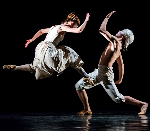 	Jelenetfotó a Nemzeti Táncszínház szervezésében és a South Bohemian Ballet előadásában rendezett Moz-Art est Hat tánc című darabjából.