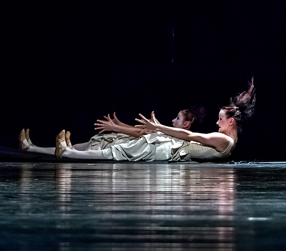 	Jelenetfotó a Nemzeti Táncszínház szervezésében és South Bohemian Ballet előadásában rendezett Moz-Art est Hat tánc című darabjából.