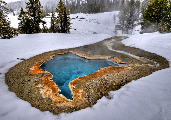 	Az Amerikai Egyesült Államokban található Yellowstone Nemzeti Park a világ legkülönösebb természeti csodáit tudhatja a magáénak, télen még földöntúlibb látványt tárva az idelátogatók elé.