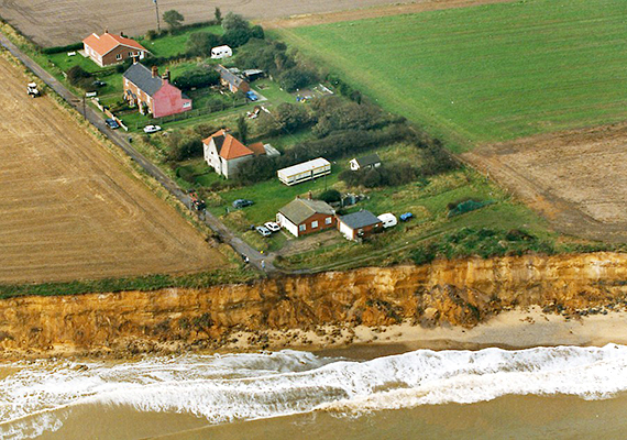 
                        	Kelet-Anglia jelentős részét érinti a part menti erózió problémája, többek között Easton Bavents aprócska települését is. A korábbi falu egy részét már elmosta a tenger, de a még álló, part menti házak tulajdonosai sem remélnek túl sok jót.
