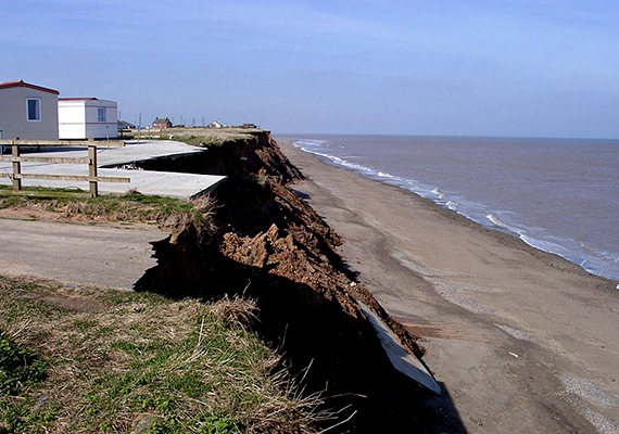 
                        	Európában az angliai Holderness-partszakaszt érinti legerőteljesebben a part menti erózió, köszönhetően a puha kőzeteknek, illetve a különösen erős hullámoknak.