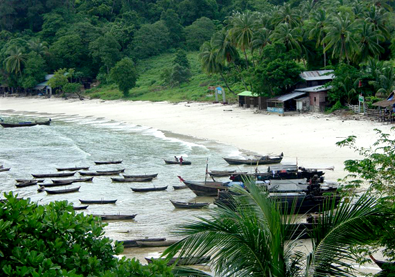 	Moken falu Burmában, Mergui közelében. A mokeneket szintén szokás sea gipsyként emlegetni. Falvaik Burma és Thaiföld déli részén fordulnak elő.