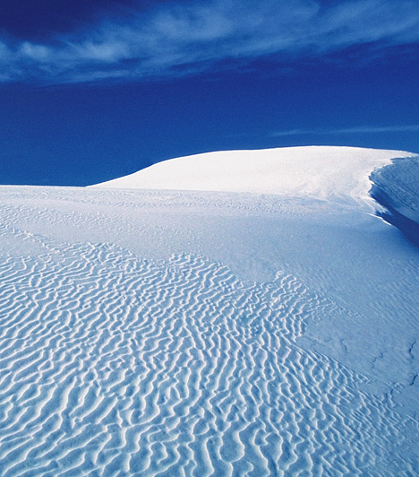  	White Sands, USA  	Az új-mexikói Tularosai-völgyben található, hómezőkhöz hasonló, szikrázóan fehér portenger az egykor a területet borító tenger visszahúzódása során hátrahagyott gipsznek köszönheti különleges látványát. Furcsa mivoltához a hűvös homok állandó mozgása is hozzájárul - a szél nap mint nap formálja a tájképet.