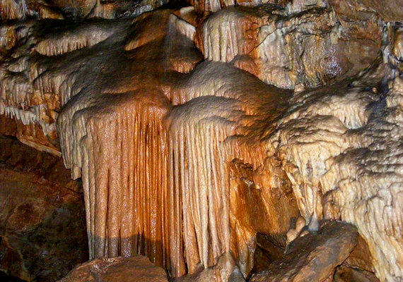 	Hazánk egyik leghíresebb barlangjának számít a Baradla-barlang, mely Közép-Európa leghosszabb cseppkőbarlangja is egyben. Páratlan látnivalóit és különleges föld alatti világát számos különféle vezetett túra keretében is fel lehet fedezni. Még több különleges hazai barlangért kattints ide!