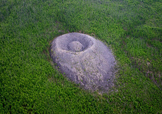 	A szibériai Patomskiy-kráter a világ egyik legrejtélyesebb képződménye. Még ma sem tudni, pontosan mi lehet, vulkánnak és becsapódási kráternek is tartották már, titokzatossága miatt azonban számos, természetfeletti jelenségekkel összefüggő összeesküvés-elmélet is született vele kapcsolatban.