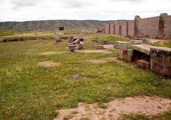 
                        	További rejtély, hogy a romok arra utalnak, egykor a 40-100 ezer lakóval bíró település valójában kikötőváros volt, holott jelenleg közelében sincs tengernek, óceánnak vagy épp egybefüggő vízfelületnek, leszámítva a Titicaca-tavat.