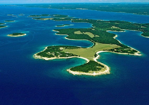 	A szigetcsoport 12 kisebb, illetve két nagyobb szigetből áll.