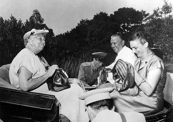 	Korabeli fotó, melyen Tito és Eleanor Roosevelt látható Brijunin.