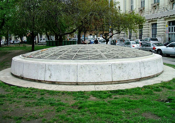 	A Budapest belvárosa alatt található Rákosi-bunker egykor óvóhelyként szolgált volna. Vészkijárata ma is a Szabadság téren látható.