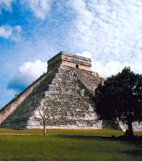 Chichén Itzá, MexikóAz i.sz. 500 körül épített, kezdetben maja várost később toltékok foglalták el, így ma mindkét nép kultúrájának és művészetének nyomait magán viseli. A Kukulkán, a tollas kígyóisten tiszteletét tükröző város főbb épületei elképesztő csodákat rejtenek, melyek komoly matematikai és fizikai ismeretek egykori meglétét feltételezik.Kapcsolódó cikk:A világ 4 varázslatod, gyógyító helye »