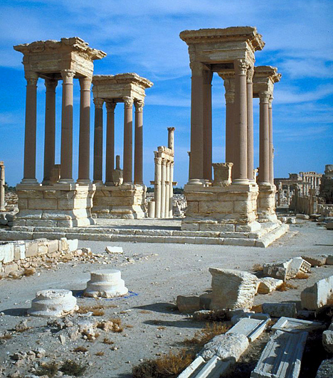 Palmüra, SzíriaAz ókori Szíria jelentős városának romjai Damaszkusztól északkeletre, a sivatagban őrzik a múlt emlékeit. Az egykori virágzó kereskedőváros legjelentősebb része egy kettős oszlopsor hármas kapuval. Déli részén állt a szenátus háza, illetve egy harmadik században épített színház is.