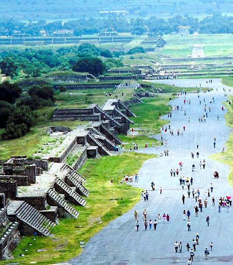 Teotihuacán, MexikóA Mexikóvároshoz közel eső romváros - melynek neve az istenek születési helyét jelenti - az egykori indián kultúrák egyik legkiemelkedőbb alkotása. Alaprajza egy négyzetes háló, mely a több mint egy kilométer hosszú Holtak útja köré szerveződött. Két uralkodó épülete a Nap és a Hold piramisa.