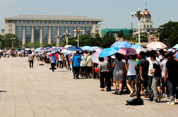 Rendszerint hosszú sorok kígyóznak Mao Ce-tung mauzóleuma előtt