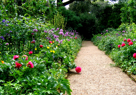 	Az angliai Hidcote-kert a természetes formák és a mértani hatás közötti összhang kiváló példája. A háttérképért kattints ide!