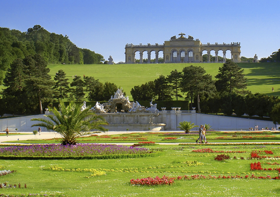 
                        	A schönbrunni kert méltó párja a versailles-inak, érdemes miatta Bécsbe látogatni. A háttérképért kattints ide!