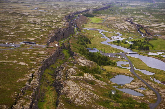 	Az egymástól távolodó Észak-Amerikai- és Eurázsiai-lemez határa Izlandot szeli ketté, ahol ugyan alig észrevehető, mégis kézzelfogható a változás: évente 20 milliméterrel tágabb lesz a senki földjének is nevezett rész. A Þingvellir Nemzeti Park törésvonala tektonikai különlegességként a világörökségi listára is felkerült.