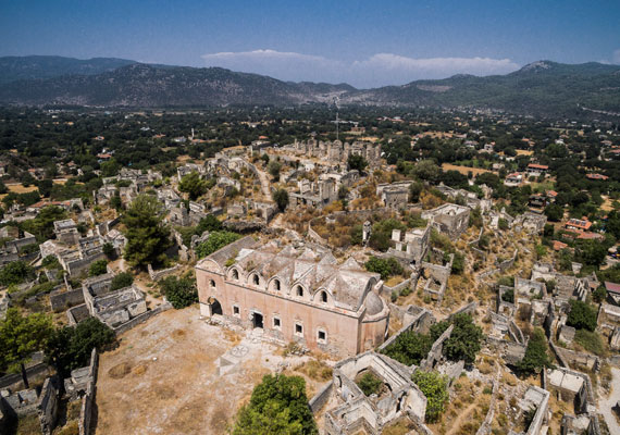 	A török város egy korábbi település romjain épült a 18. században. Virágzó közössége volt, melynek görög keresztény lakói elsősorban kézművességgel foglalkoztak.