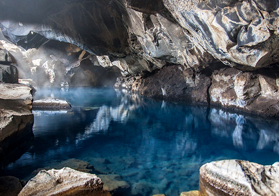 Grjótagjá-barlang
                        Az apró barlang a Mývatn-tó területén található, és utazók százai keresik fel minden évben a meleg termálvíz miatt. Izland egyik legszebb természeti látnivalói között szerepel, de a Trónok harcának köszönhetően még nagyobb hírnévre tett szert. Itt forgatták ugyanis a harmadik évad egyik legemlékezetesebb pillanatát: Havas Jon és Ygritte szerelmes jelenetét. A környéken nemcsak maga a barlang, hanem a Mývatn-tó is kedvelt turistacélpont, és ugyancsak helyszíne volt néhány sorozatbeli történésnek.