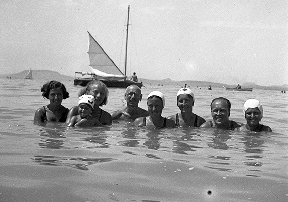 	Nyakig a vízben a déli parton, balra a háttérben a Badacsony látszik. A kép 1934-ben készült.