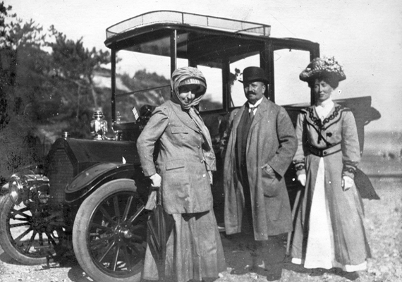 	Voltak, akik automobillal utaztak - a kép 1917-ben készült.
