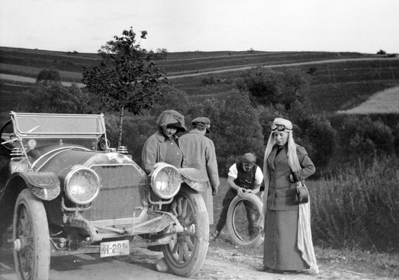 	A hölgyek várakoznak, az urak tanakodnak, javítanak, 1921-ben.