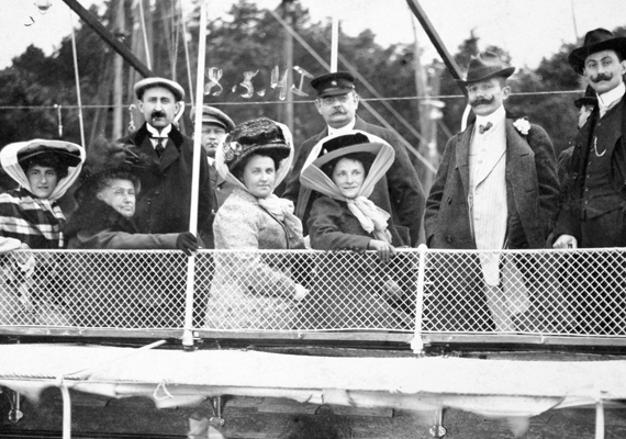	Csoportkép egy hajón - a fotó 1909-ben készült.