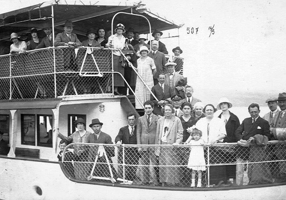 	Sokaság a hajón, 1920-ból.