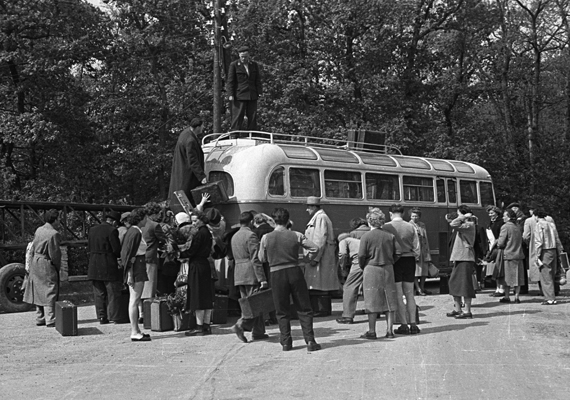 	Felszállás az Ikaruszra, 1955-ben.