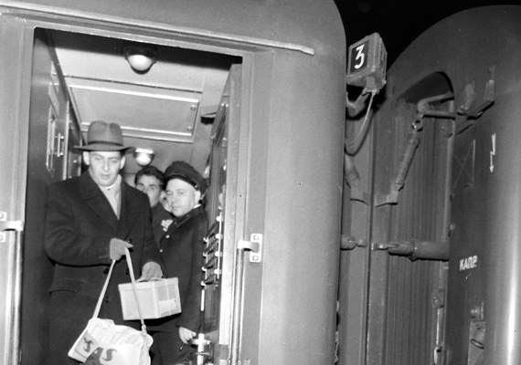 	Kalauz és utasok 1960-ban.