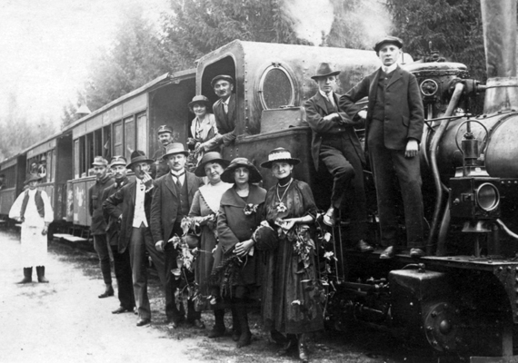 	Utasok a kisvasúton, 1918-ban.