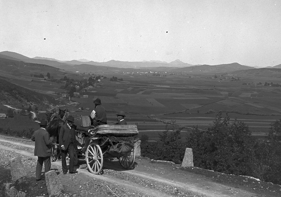 
                        	Utazás lovas kocsival 1908-ban.