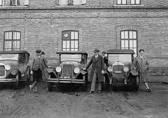 	Utasokra várakozó taxisok egy vasútállomás előtt, 1931-ben.