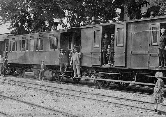 	Budapest felé tartó postakocsis vonat 1932-ből.