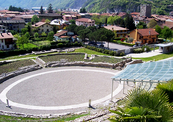 	A római kor emlékei is megtalálhatók a völgyben, a képen Cividate Camuno amfiteátrumának maradványa látható.