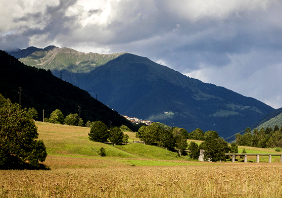 A több mint nyolcvan kilométer hosszú Camonica-völgy vagy Val Camonica önmagában is csodaszép környéket jelent.