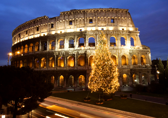 	Karácsony a római Colosseumnál. A nagy felbontású képért kattints ide!