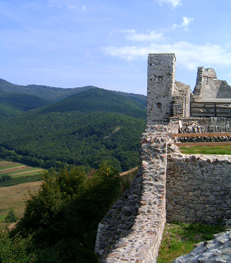 	Füzéri vár	A Zemplén keleti részén, 552 méteres magasságban fekvő, festő elhelyezkedésű várat nem könnyű megközelíteni, a titokzatos hangulat és a gyönyörű kilátás miatt azonban mindenképp érdemes. A 13. századi épület restaurálása 1977-ben kezdődött meg, bizonyos részei mára már látogathatóvá váltak.