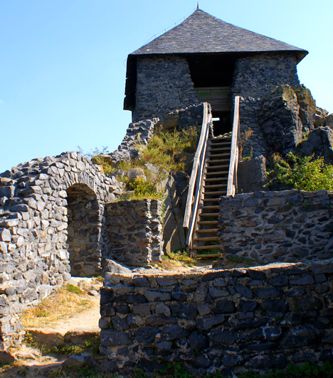  	Salgó vára  	A tatárjárás után épített vár 625 méterrel a tengerszint felett, a Medves-fennsík egy vulkáni kúpján magasodik. A történelem és az időjárás pusztítása csaknem megsemmisítette a romokat, melyek helyreállítása a nyolcvanas években kezdődött meg.