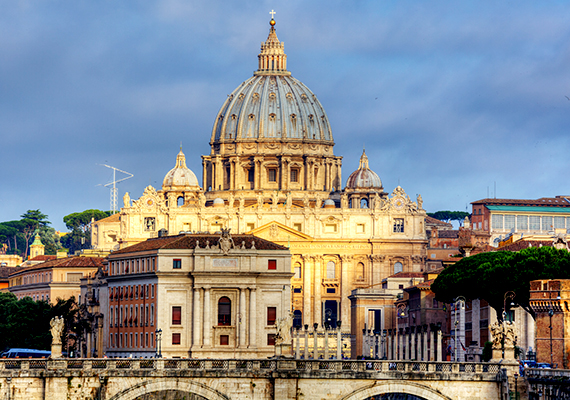
                        	A Vatikán egyik leghíresebb és leglátványosabb épülete a Szent Péter sírjára épült Szent Péter-bazilika, amely egyúttal a világ legnagyobb keresztény temploma is. Befogadóképessége is kiemelkedő, 60 ezer főt is be tud fogadni egyszerre, nem véletlen, hogy a világ egyik legnagyobb belső terével rendelkező épületeként ismert.