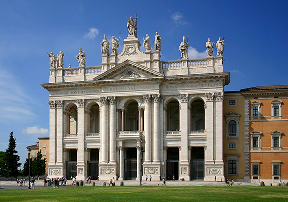 
                        	Bár a Szent Péter-bazilika talán híresebb, fontos tudni, hogy Róma négy pápai bazilikája közül a legnagyobb rangúnak, illetve legrégebbinek is a Lateráni-bazilika, a templomok temploma számít.