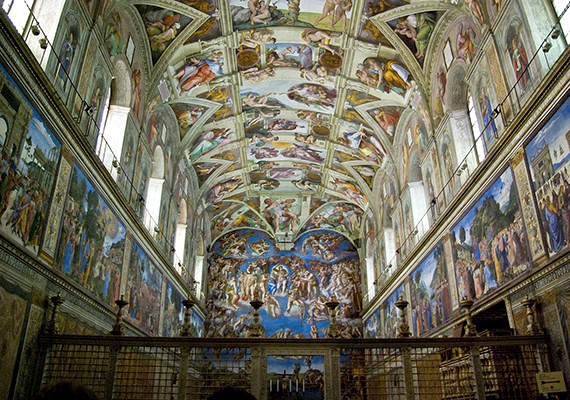 	Érdemes a Sixtus-kápolnát külön is megemlíteni, hiszen talán ez az, amit a legtöbben szeretnének látni a Vatikánba utazva. A kápolna a pápa magánkápolnájának számít, főként azonban világhírű mennyezetfreskójáról ismert, amely a világ legnagyobb egybefüggő freskója és Michelangelo - vagy talán az egész világ egyik - leghíresebb alkotása.