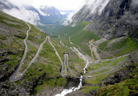 
                        	A norvégiai Trollstigen dombjaira vezető úton a meredek szakaszokon kívül sok-sok hajtűkanyar is található. Az utóbbi években a sok baleset történt itt, ezért az út egy részét lezárták.