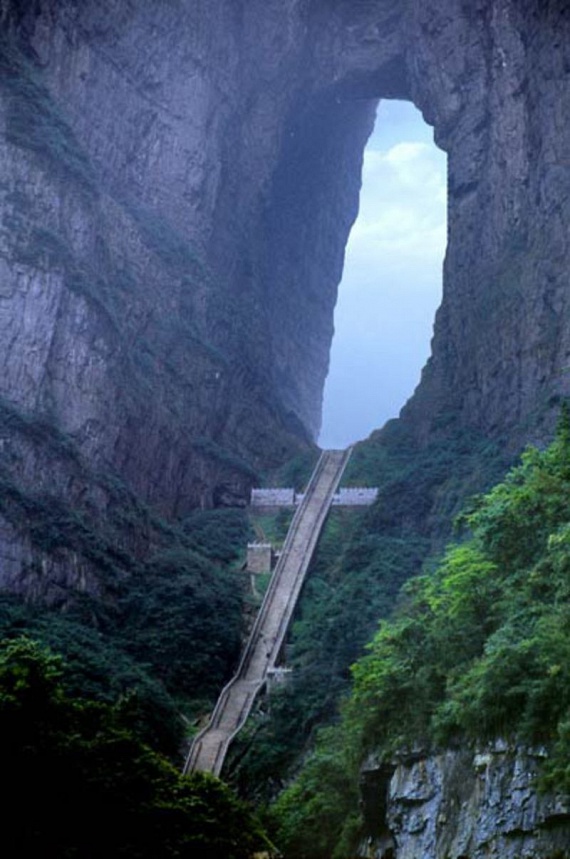 	Bár nem határpont, mégis varázslatos helyszín a kínai Tianmen-hegységben található hasadék, melyhez egy hosszú, 999 fokos lépcső vezet. A helyet a Mennyország kapujának is nevezik, megmászása pedig sokak szerint szerencsét hoz.