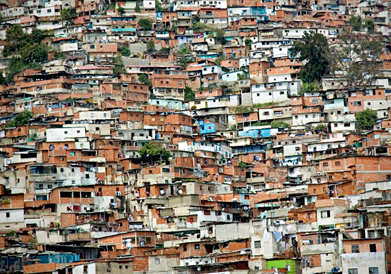 
                        	Caracasban, Venezuela fővárosában rengeteg a szegénynegyed, de az utazók szerint gazdagabb, központi részei megtervezésekor sem törekedtek az esztétikumra.