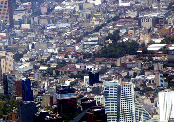	Mexikóvárost a világ egyik legnagyobb és legveszélyesebb városának tartják, egyúttal az egyik legszennyezettebb, sokak szerint pedig legcsúnyább is.