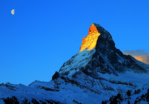 
                        	Svájc egyik gyöngyszeme a Matterhorn-csúcs, melynek jégbe fagyott kiszögelléséről visszaverődik a napfény. Csodás látvány képen is, hát még élőben milyen lehet.